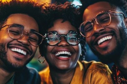 des moments joyeux avec des amis, des rires et de la chaleur dans un cadre social vibrant image premium générée à base d’ia
